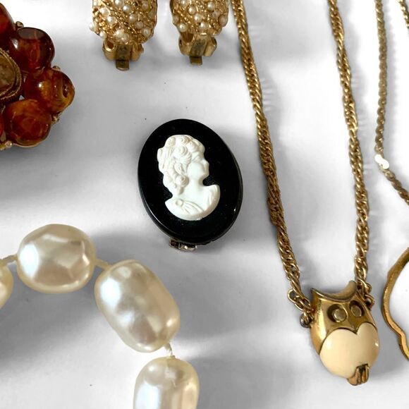 Vintage Jewelry Lot Some Signed - Picture 6 of 9